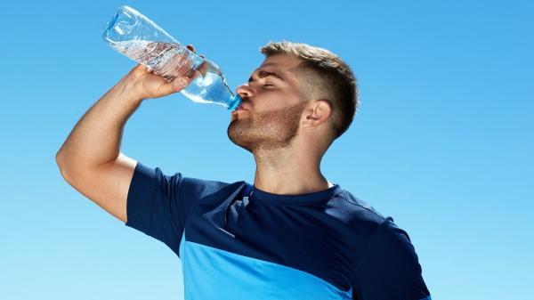 این نوشیدنی پرطرفدار آب بدن را کم می نماید